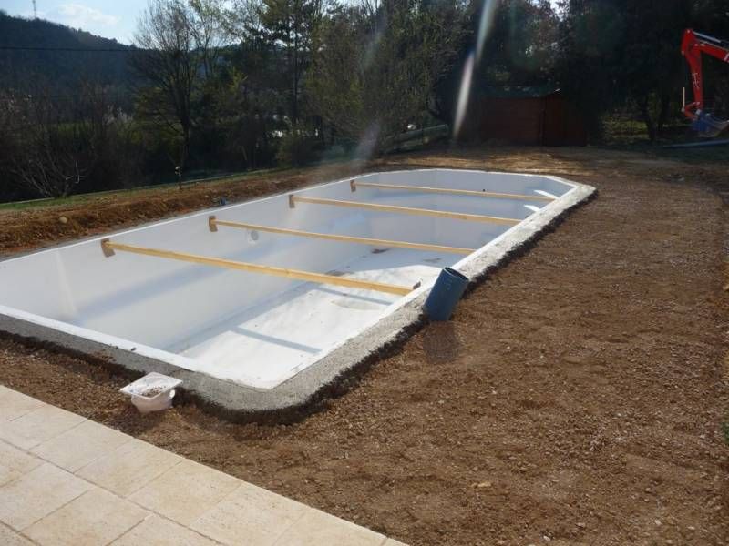 Installation d'une piscine coque polyester modèle Tsavorite à Allemagne en Provence