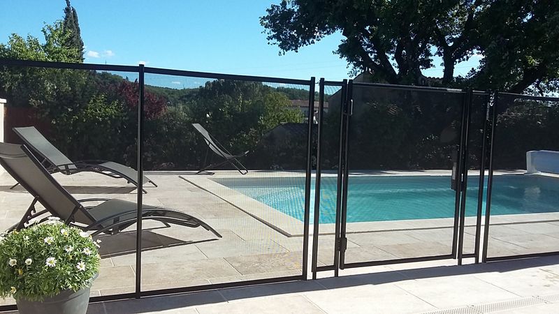 Alliance piscines Manosque vous présente l'installation d'une piscine coque de 7 m x 3.50 m à Vinon sur verdon