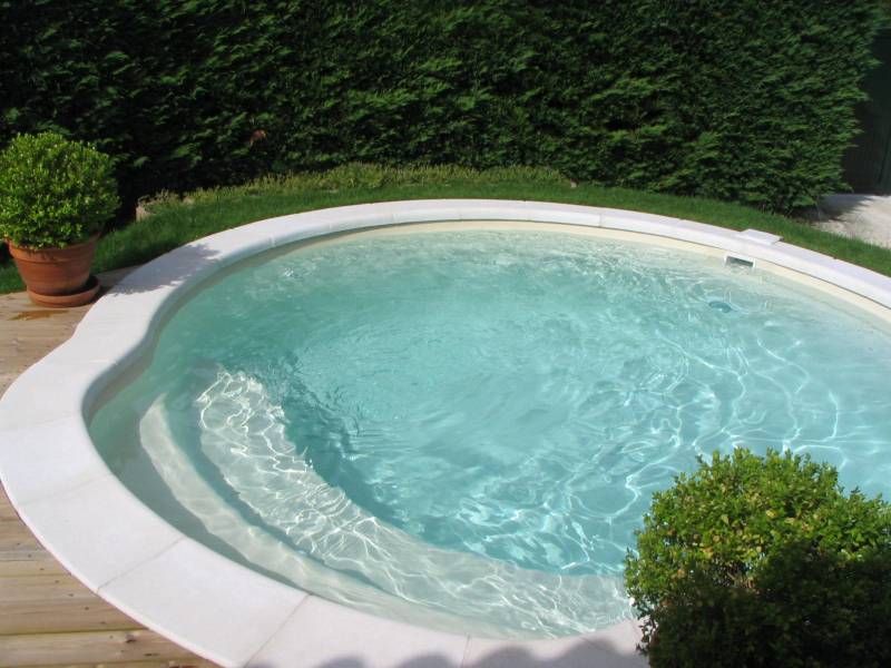 piscine coque polyester ronde à Venelles 13