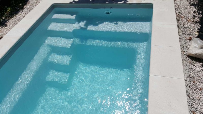 piscine coque polyester STARLITE moins de 10m2 à Riez 04