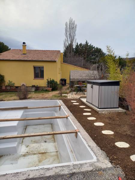 Pose Piscine Coque Prête au Bain à Saint-Étienne-les-Orgues (04)