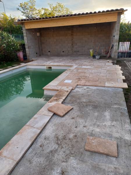 Pose Piscine Coque Prête au Bain à Saint-Étienne-les-Orgues (04)