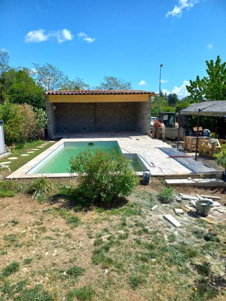 Pose Piscine Coque Prête au Bain à Saint-Étienne-les-Orgues (04)