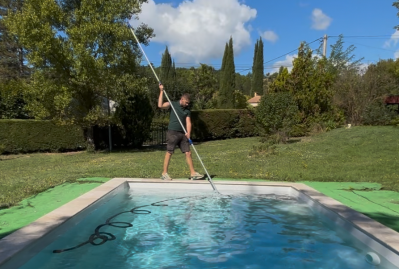 Guide Complet : Entretien de Votre Piscine Coque Polyester dans le 04 et le 05