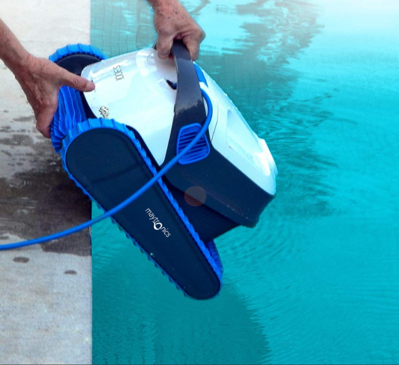 Robot piscine S300i Maytronics Dolphin électrique connecté, nettoie le fond les parois et la ligne d'eau en autonomie à Manosque 04