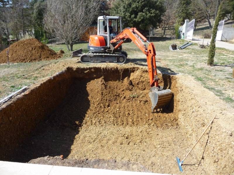 Installation d'une piscine coque polyester modèle Tsavorite à Allemagne en Provence