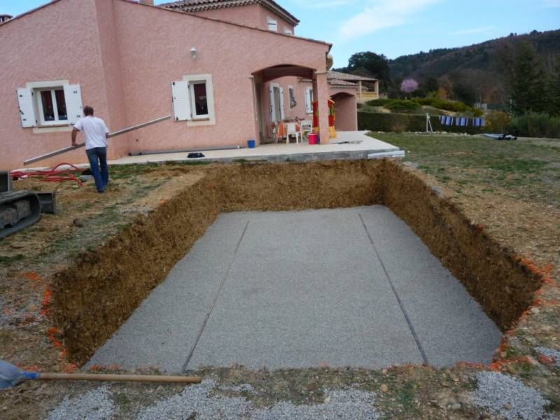 Installation d'une piscine coque polyester modèle Tsavorite à Allemagne en Provence