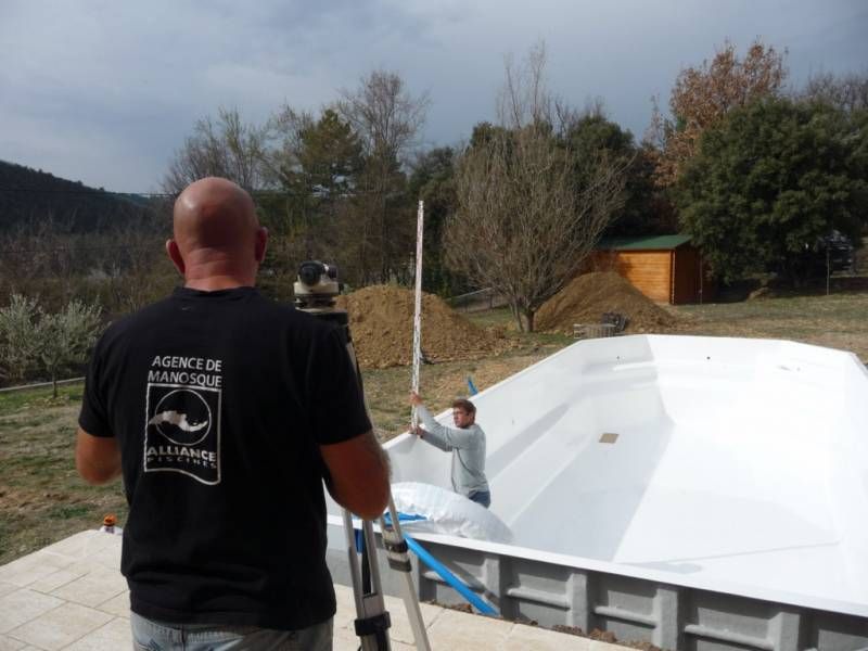 Installation d'une piscine coque polyester modèle Tsavorite à Allemagne en Provence