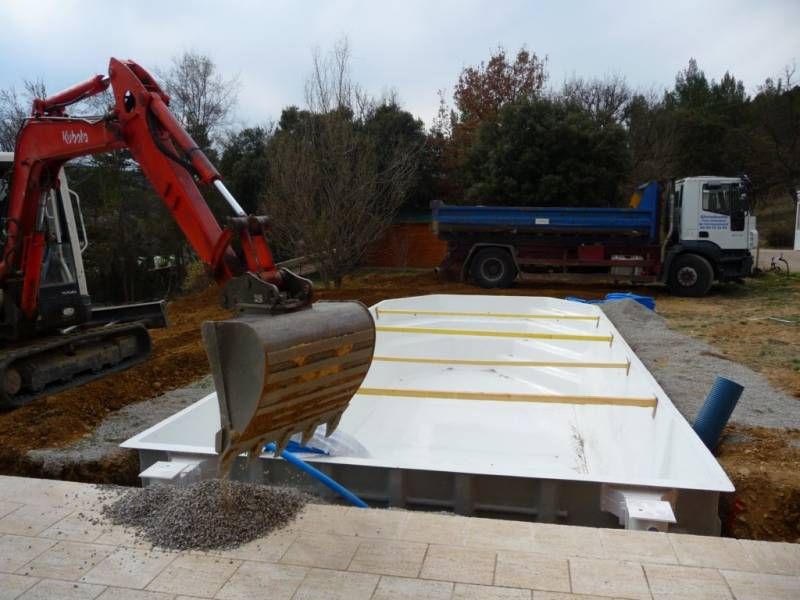Installation d'une piscine coque polyester modèle Tsavorite à Allemagne en Provence