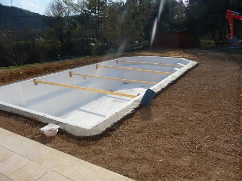 Installation d'une piscine coque polyester modèle Tsavorite à Allemagne en Provence