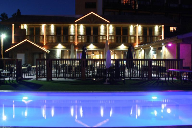 Piscine avec éclairage couleur à Pra loup 04