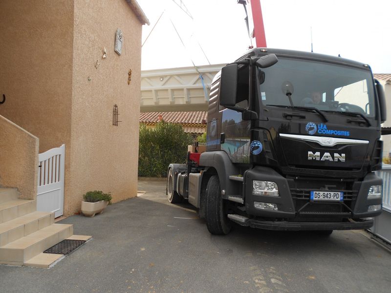 livraison de piscine avec camion grue à oraison