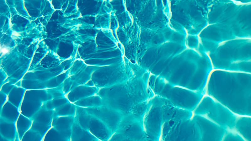 Piscine au sel ou au chlore : quel traitement choisir pour votre bassin dans le 04 et le 05 ?